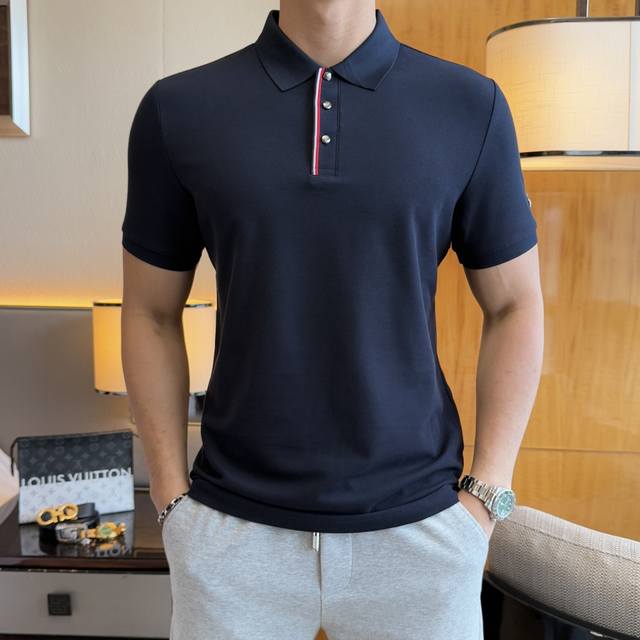 蒙口 2025Ss蛇年春夏新款Polo领短袖系列。精选优质珠地棉面料，时尚大牌元素Logo设计，上身版型超赞，面料细腻舒适透气，随意搭配都超级好看时尚型男必备款