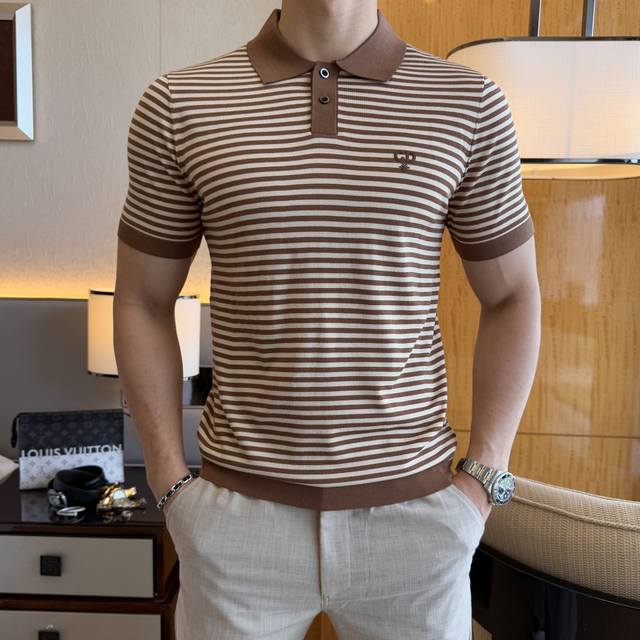 迪奥 2025Ss蛇年春夏新款Polo领针织短袖系列。精选优质蚕丝棉面料，时尚大牌元素Logo设计，上身版型超赞，面料细腻舒适透气，随意搭配都超级好看时尚型男必