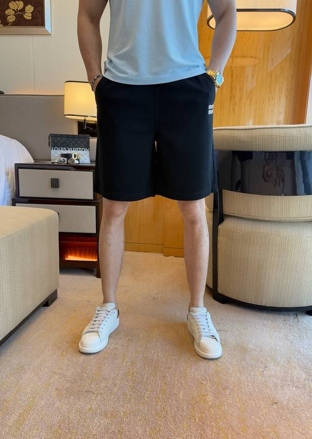 谬谬 2025Ss官网同步夏季新款高档休闲短裤，采用进口棉原版定制面料 质感舒适百搭 透气性极佳 奢华经典品牌Logo设计 时尚简约大气上档次 透气性极佳 版型
