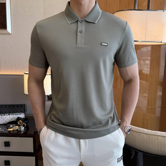 菲拉格慕 2025Ss蛇年春夏新款Polo领短袖系列。精选优质双丝光珠地棉面料，时尚大牌元素Logo设计，上身版型超赞，面料细腻舒适透气，随意搭配都超级好看时尚