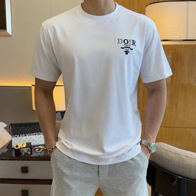 迪奥 2025Ss蛇年贺岁款春夏精品微阔短袖T恤 官网同步 高端品质 定制顶级丝光棉面料，顶级大厂1:1制作，时尚大牌重工艺Logo设计，手感柔软细腻 穿着亲肤