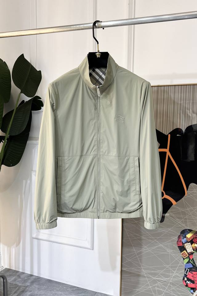 巴宝莉 2025Ss蛇年贺岁款春装双面穿夹克外套，定制高品质聚酯纤维面料！顶级时尚大牌元素Logo设计，三标齐全！原版五金辅料，线条流畅，工艺精致，上身版型超赞