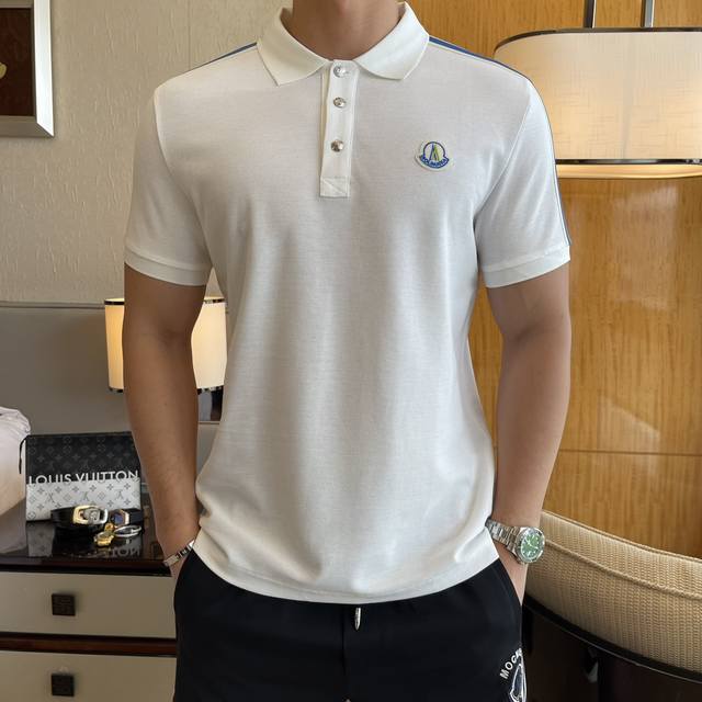 蒙口 2025Ss春夏新款Polo领短袖系列。精选顶级丝光珠地棉面料，三标齐全！时尚大牌元素Logo工艺设计，上身版型超赞，面料细腻舒适透气，随意搭配都超级好看