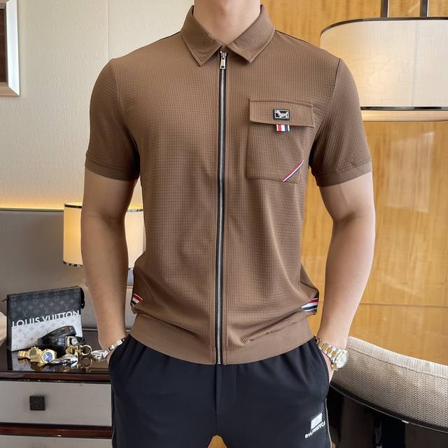 Tb 2025Ss年春夏最新大爆款开衫短袖T恤，定制进口高级棉面料，时尚大牌元素Logo点缀，会呼吸的面料，质感细腻柔软，贴身冰爽顺滑。吸湿排汗，简约大方又不失