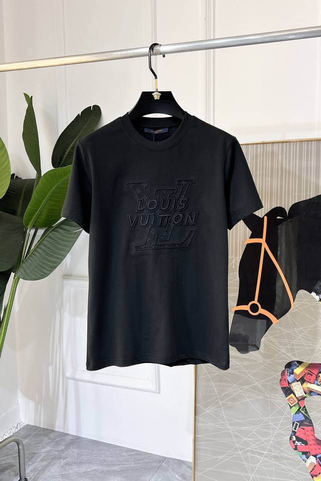 Lv 高定面料 玉蚕丝般的丝滑 2025春夏新品上市时尚经典圆领短袖时尚单品设计，更加时尚舒适，高标准定制，上身非常有型，人工手绘工艺， 客供辅料，客供进口高档