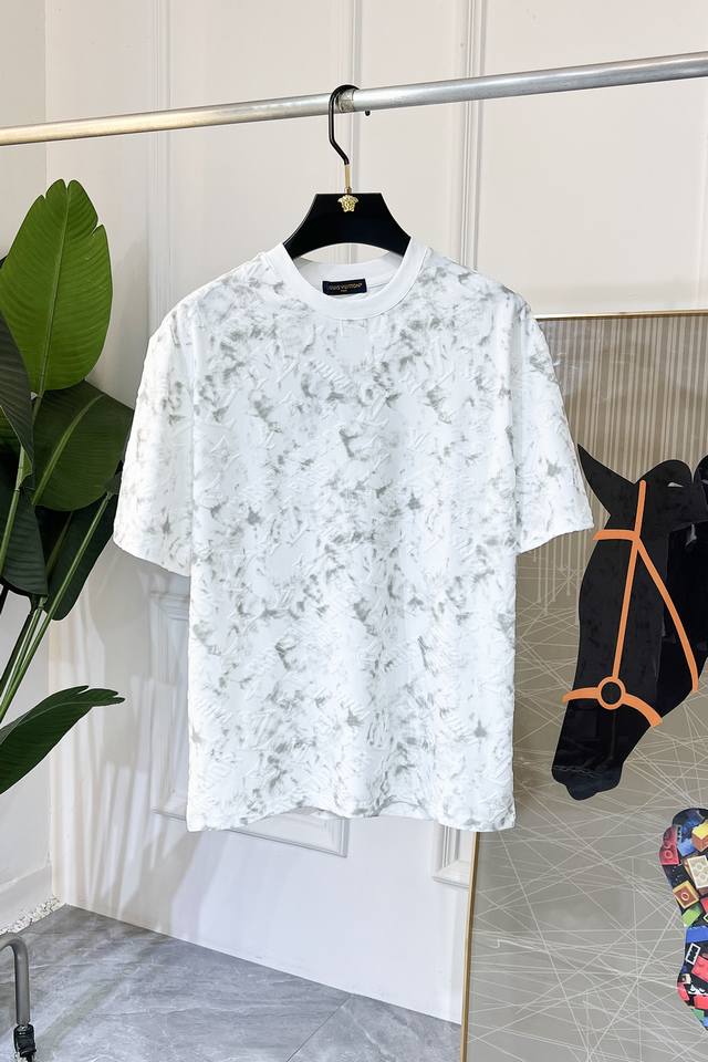 Lv 2025Ss蛇年贺岁款春夏精品宽松版烧花短袖T恤 官网同步 高端品质 定制顶级100%棉面料，顶级大厂1:1制作，时尚大牌重工艺Logo设计，手感柔软细腻