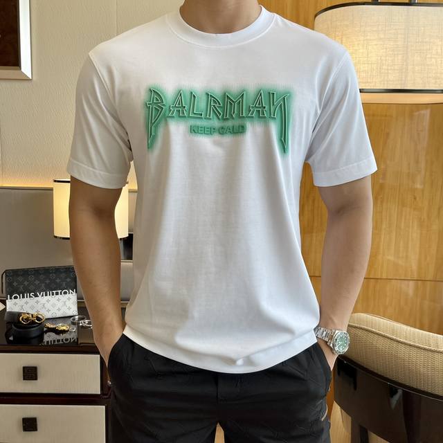 巴尔曼 2025Ss年春夏精品阔版短袖T恤 官网同步 高端品质 定制顶级长绒棉面料，顶级大厂1:1制作，时尚大牌重工艺Logo设计，手感柔软细腻 穿着亲肤舒适