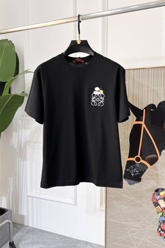 L薏葳 -2025春夏新款男女同款短袖T恤，专柜同步发售！定制专属纯棉面料，胸前字母Logo图案印花工艺设计！简约大方，从容百搭，档次极高，完美融入时尚还有风情