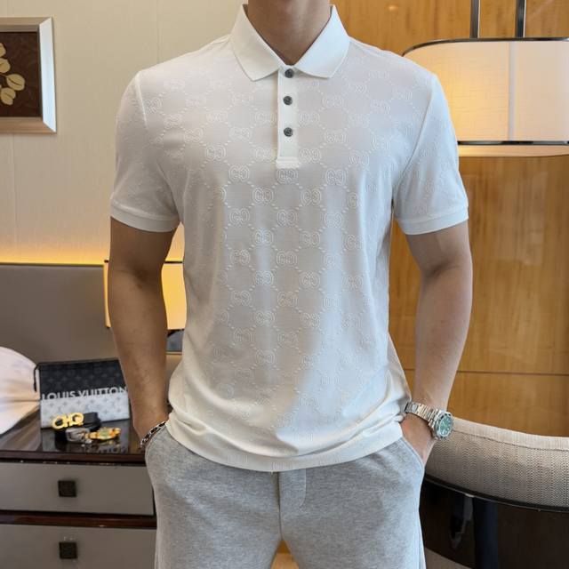 古奇 2025Ss蛇年春夏新款Polo领短袖系列。精选优质双丝光珠地棉面料，时尚大牌元素Logo设计，上身版型超赞，面料细腻舒适透气，随意搭配都超级好看时尚型男