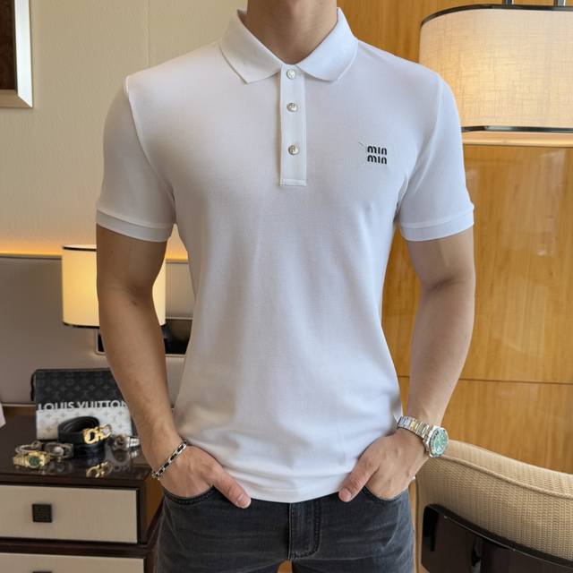 谬谬 2025Ss蛇年春夏新款Polo领短袖系列。精选优质丝光珠地棉面料，时尚大牌元素Logo设计，上身版型超赞，面料细腻舒适透气，随意搭配都超级好看时尚型男必
