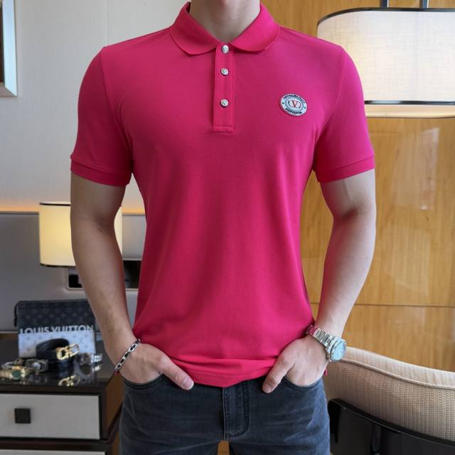 华伦天奴- 2025Ss蛇年春夏新款Polo领短袖系列。精选优质珠地棉面料，时尚大牌元素Logo设计，上身版型超赞，面料细腻舒适透气，随意搭配都超级好看时尚型男