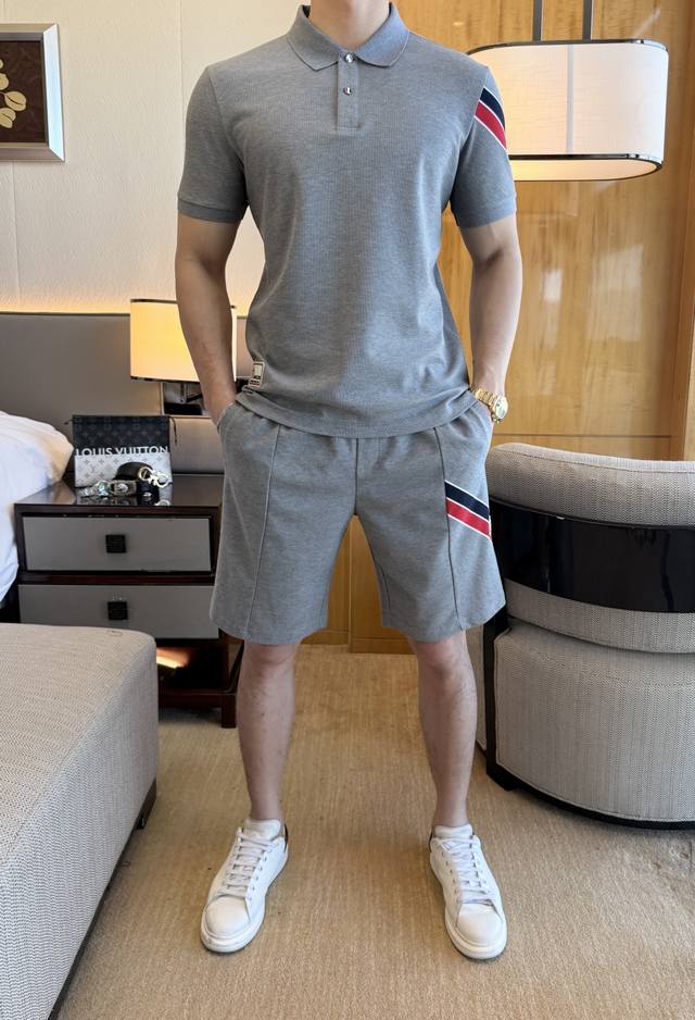 蒙口 2025Ss蛇年春装新品休闲短袖套装！明星最爱时装味休闲套装 简单大方，官网1：1工艺设计！干净利落剪裁 都市风十足 可供独家顶级定制面料，手感软糯干爽，