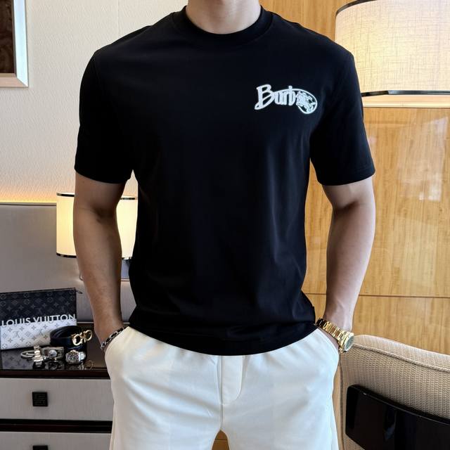 巴宝莉 2025Ss蛇年贺岁款春夏精品短袖T恤 官网同步 高端品质 定制顶级丝光棉面料，顶级大厂1:1制作，时尚大牌重工艺Logo设计，手感柔软细腻 穿着亲肤舒