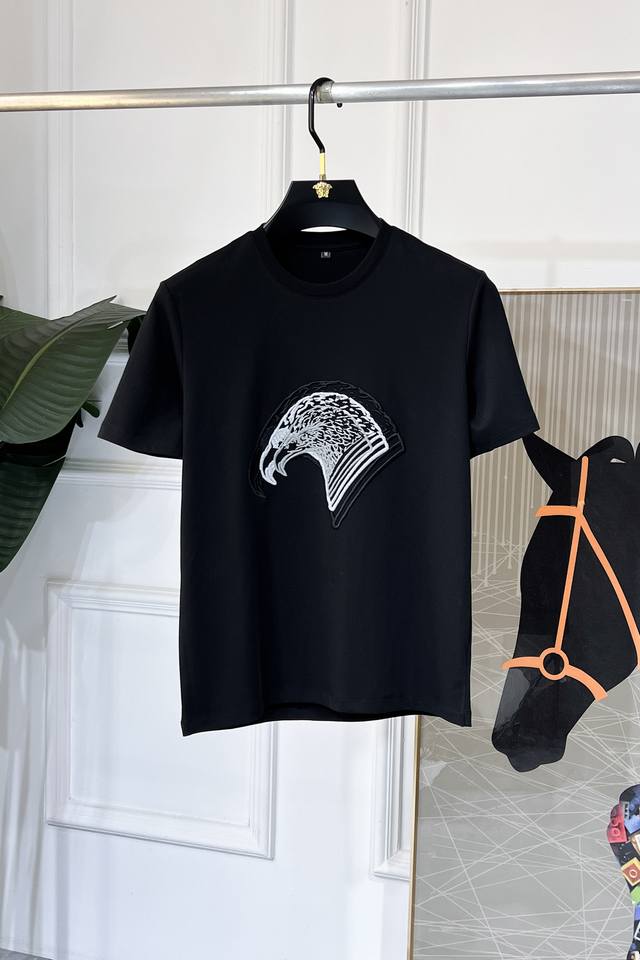 史蒂芬 2025Ss蛇年贺岁款春夏精品短袖T恤 官网同步 高端品质 定制顶级丝光棉面料，顶级大厂1:1制作，时尚大牌重工艺Logo设计，手感柔软细腻 穿着亲肤舒