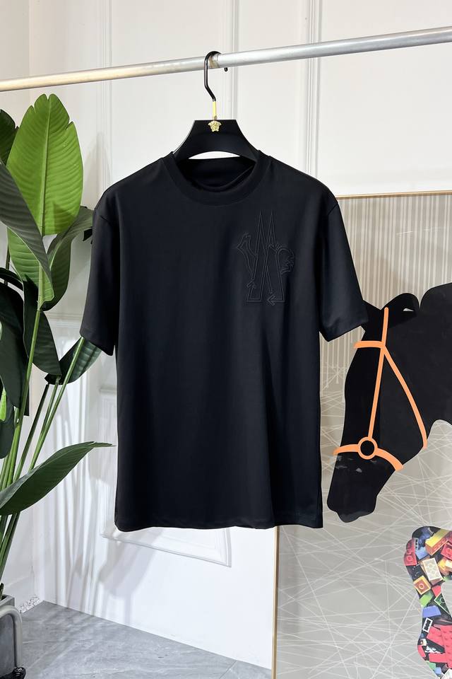 蒙口 2025Ss蛇年贺岁款春夏精品宽松版短袖T恤 官网同步 高端品质 定制顶级长绒棉面料，顶级大厂1:1制作，时尚大牌重工艺Logo设计，手感柔软细腻 穿着亲