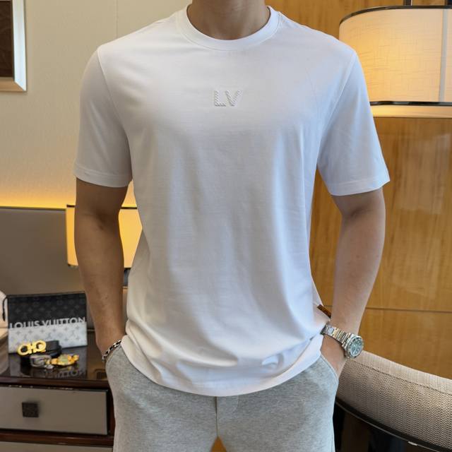 Lv 2025Ss蛇年贺岁款春夏精品短袖T恤 官网同步 高端品质 定制顶级丝光棉面料，顶级大厂1:1制作，时尚大牌重工艺Logo设计，手感柔软细腻 穿着亲肤舒适