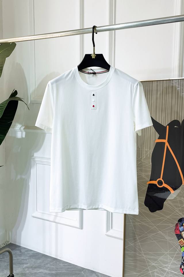 蒙口 2025Ss蛇年贺岁款春夏精品短袖T恤 官网同步 高端品质 定制顶级长绒棉面料，顶级大厂1:1制作，时尚大牌重工艺Logo设计，手感柔软细腻 穿着亲肤舒适