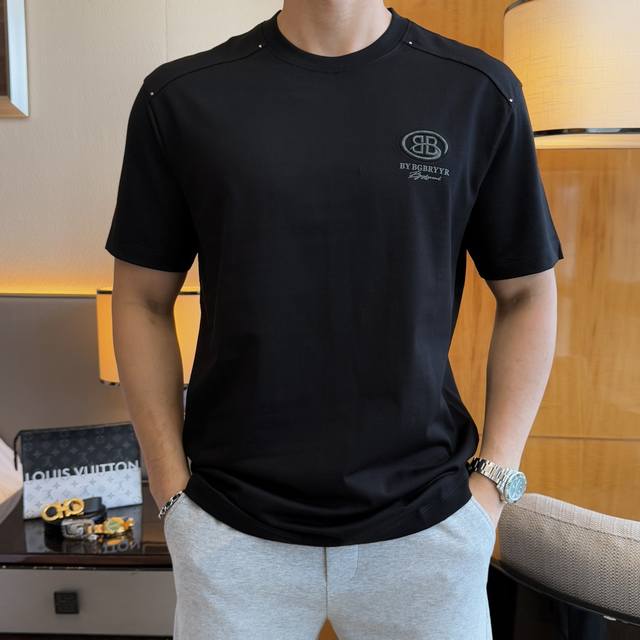 巴黎世家- 2025Ss蛇年贺岁款春夏精品短袖T恤 官网同步 高端品质 定制顶级丝光棉面料，顶级大厂1:1制作，时尚大牌重工艺Logo设计，手感柔软细腻 穿着亲