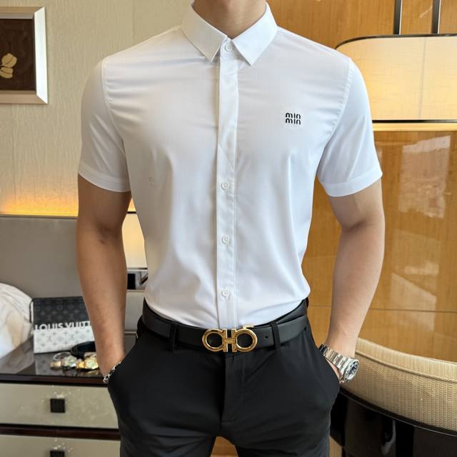 谬谬 2025Ss春夏时尚大爆款短袖衬衫，贸易公司渠道货，品相完美如斯，属于入柜级别，可预见性的爆款，高级定制进口长绒棉面料，大师级剪裁，质感无敌，亲肤性极佳，