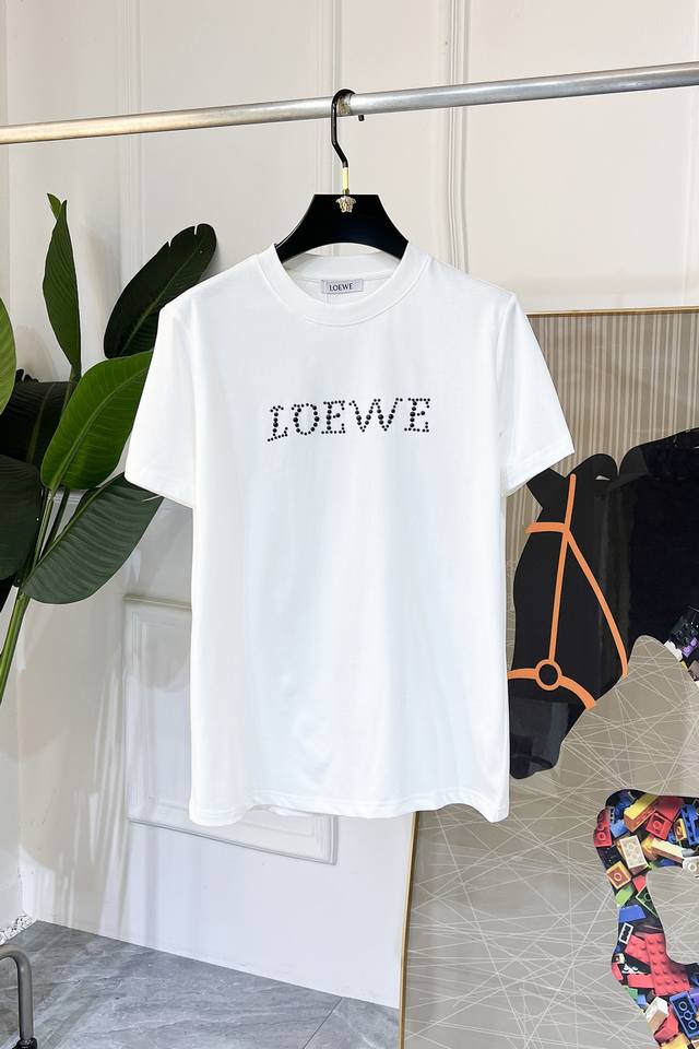 罗薏葳 2025Ss蛇年贺岁款春夏精品短袖T恤 官网同步 高端品质 定制顶级丝光棉面料，顶级大厂1:1制作，时尚大牌重工艺Logo设计，手感柔软细腻 穿着亲肤舒