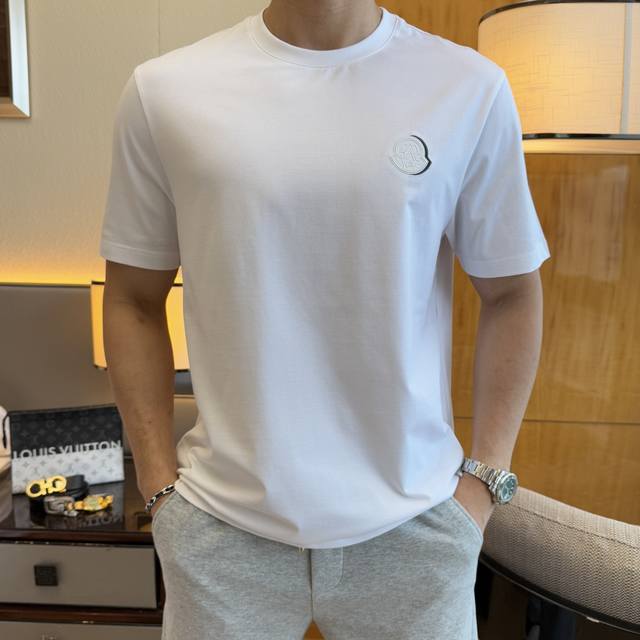 蒙口 2025Ss蛇年贺岁款春夏精品短袖T恤 官网同步 高端品质 定制顶级丝光棉面料，顶级大厂1:1制作，时尚大牌重工艺Logo设计，手感柔软细腻 穿着亲肤舒适