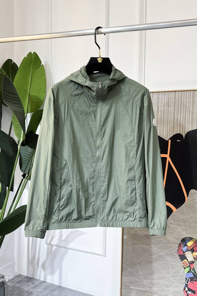 蒙口 2025Ss蛇年贺岁款春装防晒衣，定制高品质聚酯纤维面料！顶级时尚大牌元素Logo设计，三标齐全！原版五金辅料，线条流畅，工艺精致，上身版型超赞，面料舒适