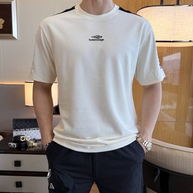 巴黎世家 2025Ss蛇年贺岁款春夏精品宽松版短袖T恤 官网同步 高端品质 定制顶级丝光棉面料，顶级大厂1:1制作，时尚大牌重工艺Logo设计，手感柔软细腻 穿