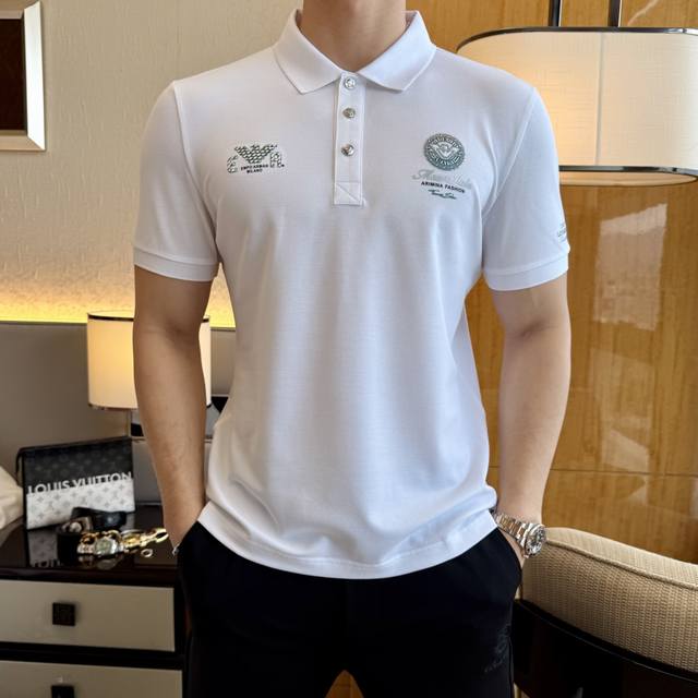 阿玛尼 2025Ss蛇年春夏新款Polo领短袖系列。精选优质双丝光珠地棉面料，时尚大牌元素Logo设计，上身版型超赞，面料细腻舒适透气，随意搭配都超级好看时尚型