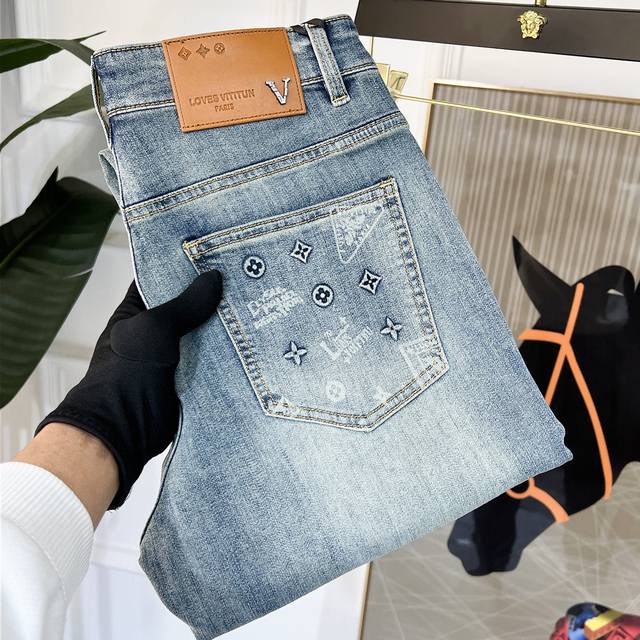Lv 2025Ss蛇年春夏贺岁款牛仔裤。原单1:1制作，日常必备的完美之选，简单大气亦时尚有型，定制进口丹宁面料 ，重工洗水工艺，做工复杂工艺精湛。轻松迎合四季