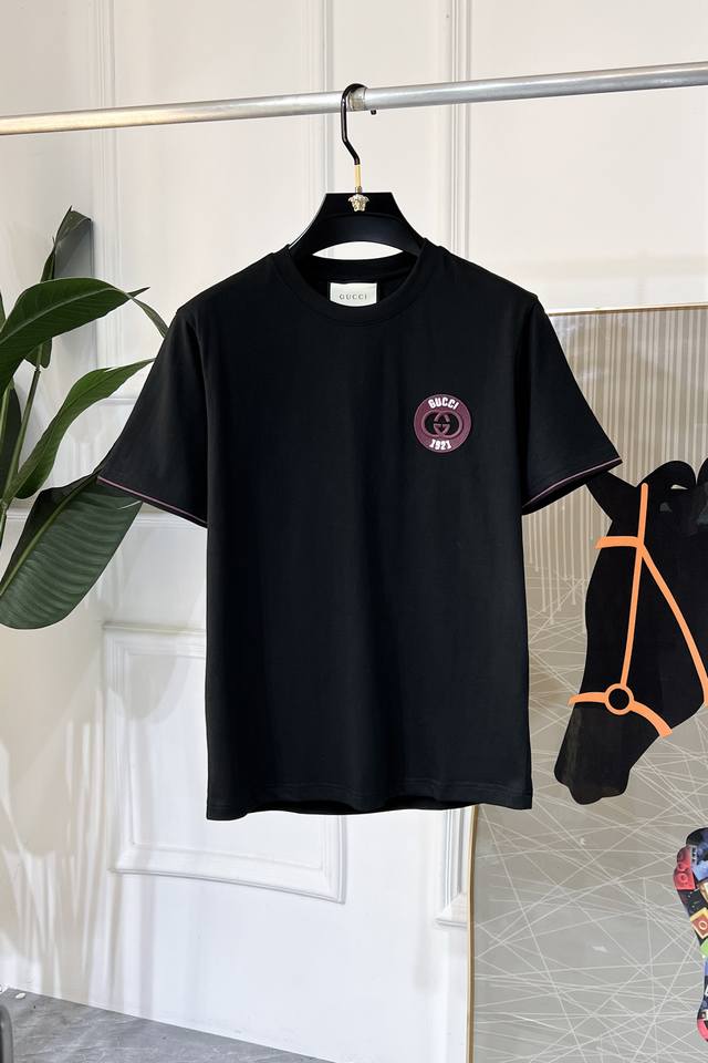 古奇 -2025春夏新款男女同款短袖T恤，专柜同步发售！定制专属纯棉面料，胸前字母Logo图案印花工艺设计！简约大方，从容百搭，档次极高，完美融入时尚还有风情感