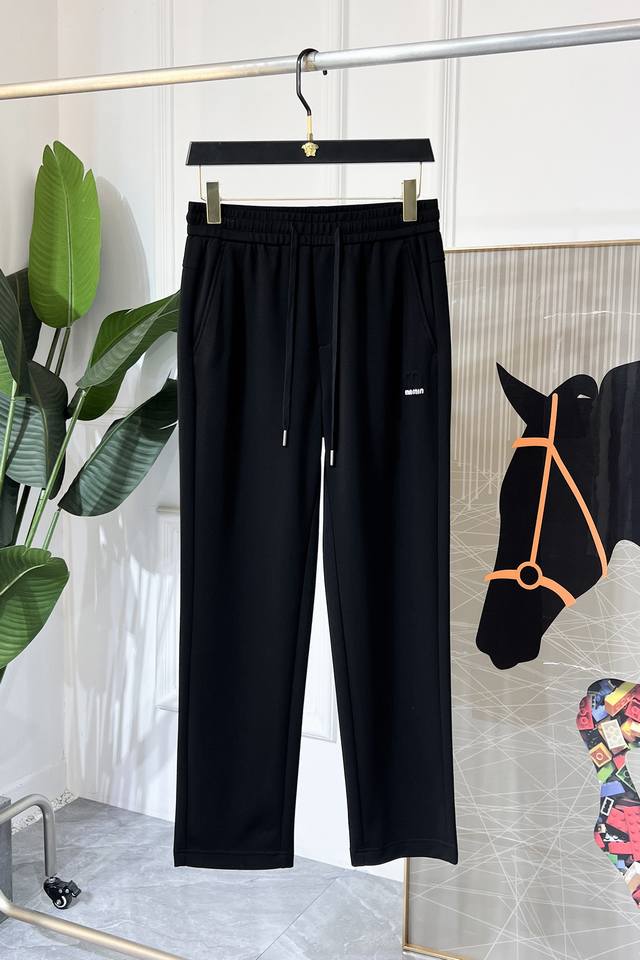 谬谬 2025Ss蛇年春夏专柜同步爆款休闲裤，本季必入百搭款式，上身极为出挑，超级百搭款 ，原版1:1复刻，三标齐全！专柜最新时尚元素设计，进口定织高品质欧棉面