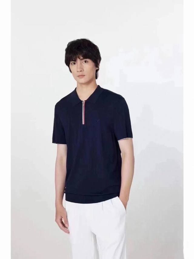 Monc*Er蒙*口2025春夏新款男士针织短袖Polo。重磅级尤物单品，外商客供进口针织面料，高效透气性与吸湿性舒适性胜于任何棉品，垂感极佳，光泽度带来强烈的