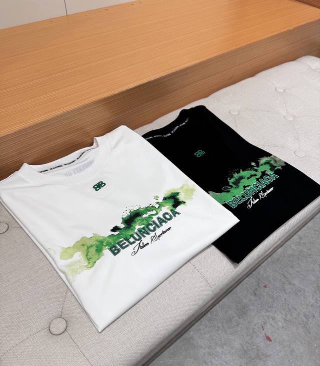 巴黎世家 Balen*Iaga.2025夏季新品男士圆领扩版短袖奢华经典定制Logo标识标注上身就能体会这款设计带来的年轻与时尚感！整体时尚而有潮流，采用舒适透