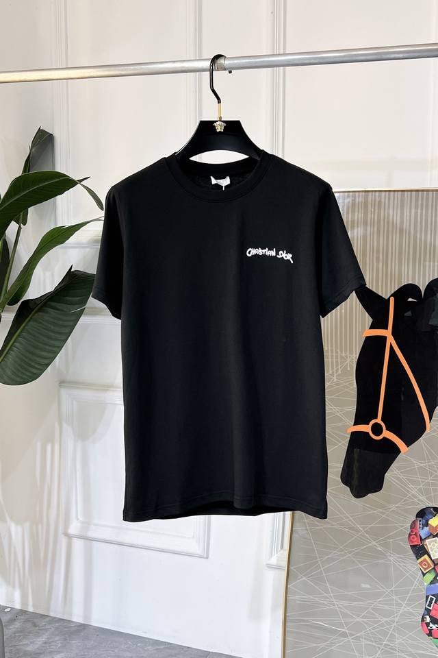 迪奥 -2025春夏新款男女同款短袖T恤，专柜同步发售！定制专属纯棉面料，胸前字母Logo图案印花工艺设计！简约大方，从容百搭，档次极高，完美融入时尚还有风情感