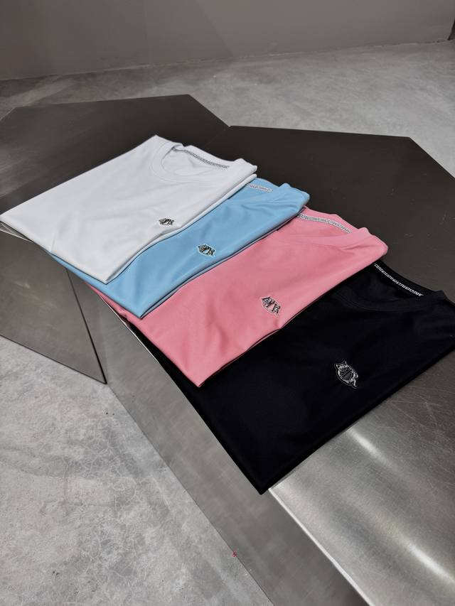 品牌：Di*R迪*奥 价格P： 颜色：黑色 白色 粉色 蓝色 尺码：M-3Xl 介绍；2025春夏新款男士短袖T恤，都市休闲风格，极具设计感的一款单品，顶级外商