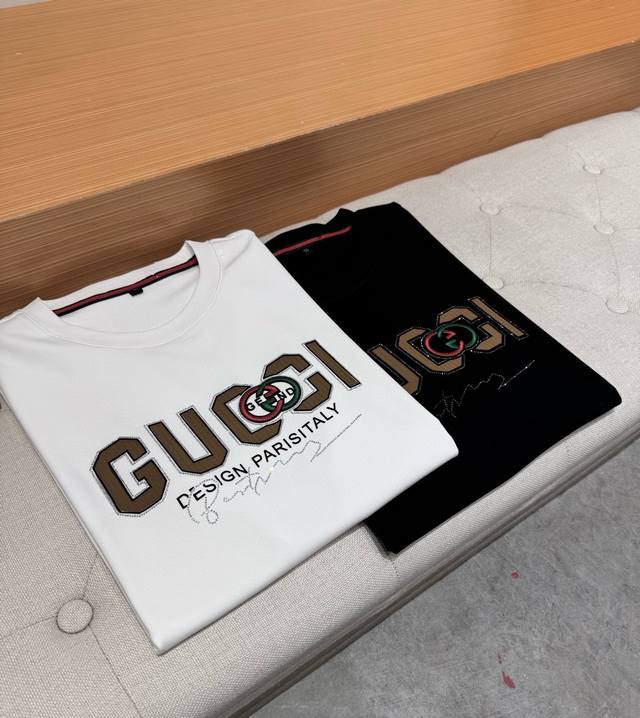 Guc*I古奇2025年春夏季男士新款圆领短袖T恤。贸易公司订单，意大利定制精梳棉面料，以天然植物纤维提炼出来，手感柔软，穿着舒适，完全不易有刺激皮肤，这样的面