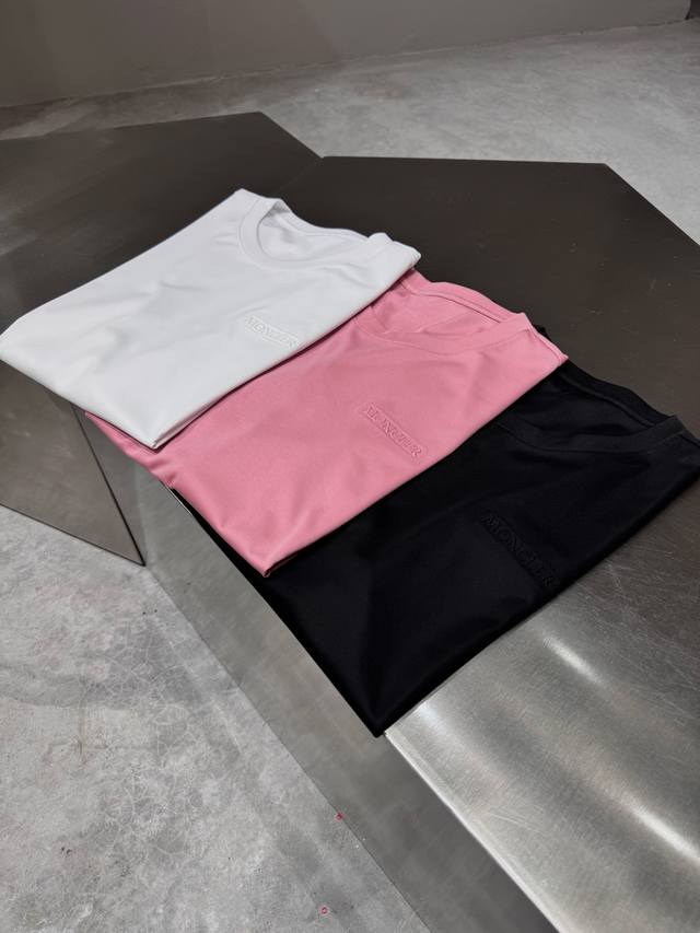 品牌：Monc*Er蒙*口 价格P： 颜色：黑色 白色 粉色 尺码：M-3Xl 介绍；2025春夏新款男士短袖T恤，都市休闲风格，极具设计感的一款单品，顶级外商