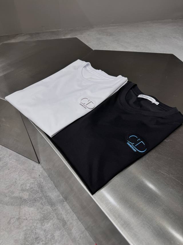 品牌：Di*R迪*奥 价格P： 颜色：黑色 白色 尺码：M-3Xl 介绍；2025春夏新款男士短袖T恤，都市休闲风格，极具设计感的一款单品，顶级外商客供定制棉面
