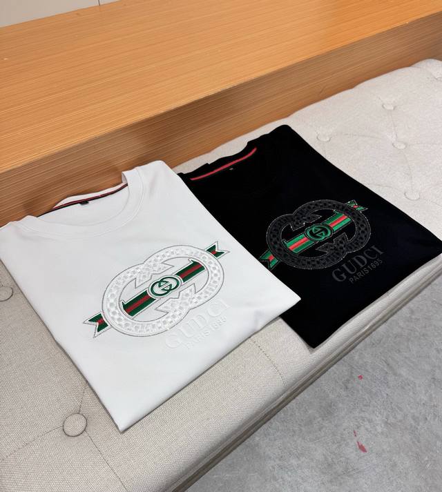 Guc*I 古*奇 2025春夏新款男士休闲短袖T恤，都市休闲风格，极具设计感的一款单品，顶级外商客供定制棉面料，上手极微舒适透气，亲肤性积极，颠覆传统面料所带