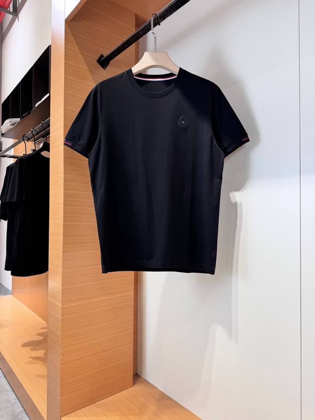Monc*Er蒙*口2025春夏新款男士短袖T恤，都市休闲风格，极具设计感的一款单品，顶级外商客供定制棉面料，上手极微舒适透气，亲肤性积极，颠覆传统面料所带来的
