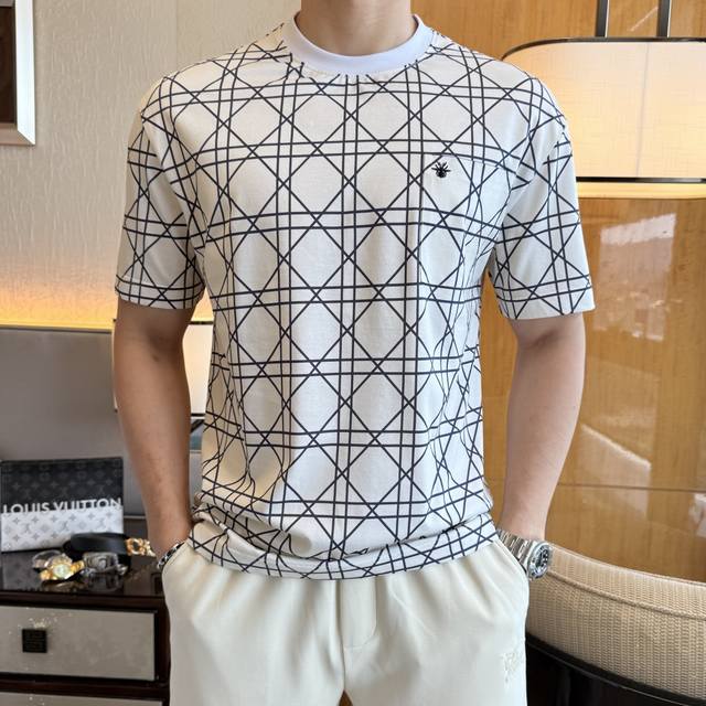 迪奥 2025Ss蛇年贺岁款春夏精品印花短袖T恤 官网同步 高端品质 定制顶级丝光棉面料，顶级大厂1:1制作，时尚大牌重工艺Logo设计，手感柔软细腻 穿着亲肤