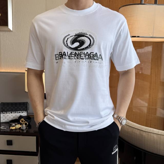 巴黎世家 2025Ss蛇年贺岁款春夏精品宽松版短袖T恤 官网同步 高端品质 定制顶级长绒棉面料，顶级大厂1:1制作，时尚大牌重工艺Logo设计，手感柔软细腻 穿