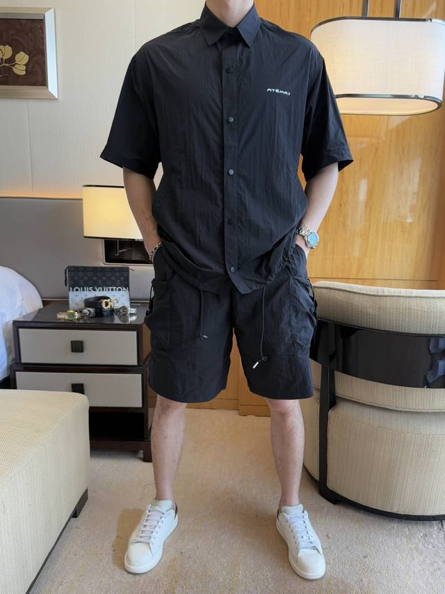 纪梵希 2025Ss蛇年春装新品休闲短袖套装！明星最爱时装味休闲套装 简单大方，官网1：1工艺设计！干净利落剪裁 都市风十足 可供独家顶级定制面料，手感软糯干爽