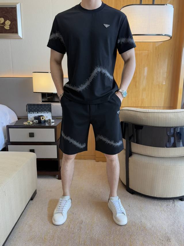 普拉达 2025Ss蛇年春装新品休闲短袖套装！明星最爱时装味休闲套装 简单大方，官网1：1工艺设计！干净利落剪裁 都市风十足 可供独家顶级定制面料，手感软糯干爽