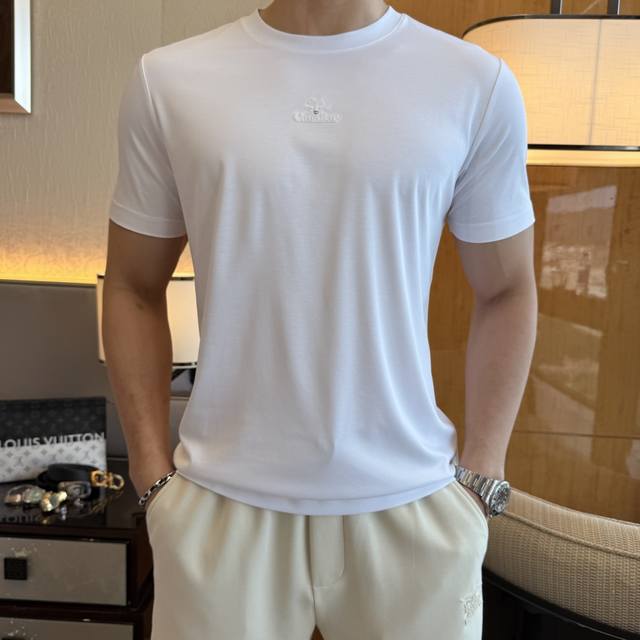 迪奥 2025Ss蛇年贺岁款春夏精品短袖T恤 官网同步 高端品质 定制顶级丝光柏面料，顶级大厂1:1制作，时尚大牌重工艺Logo设计，手感柔软细腻 穿着亲肤舒适