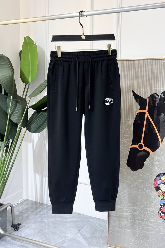 华伦天奴 2025Ss蛇年春夏专柜同步爆款休闲裤，本季必入百搭款式，上身极为出挑，超级百搭款 ，原版1:1复刻，三标齐全！专柜最新时尚元素设计，进口定织高品质欧