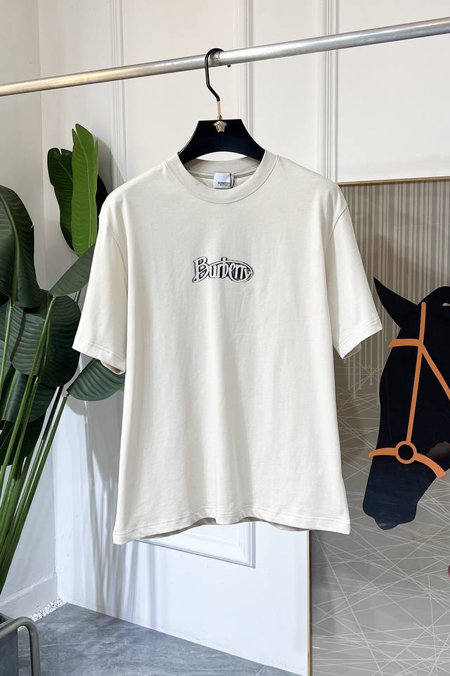巴宝莉 -2025春夏新款男女同款短袖T恤，专柜同步发售！定制专属纯棉面料，胸前字母Logo图案印花工艺设计！简约大方，从容百搭，档次极高，完美融入时尚还有风情