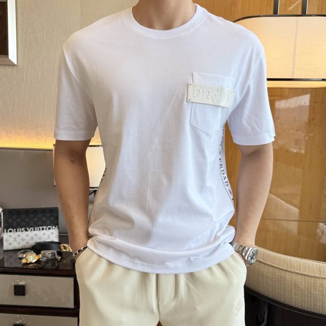普拉达 2025Ss蛇年贺岁款春夏精品宽松版短袖T恤 官网同步 高端品质 定制顶级长绒棉面料，顶级大厂1:1制作，时尚大牌重工艺Logo设计，手感柔软细腻 穿着