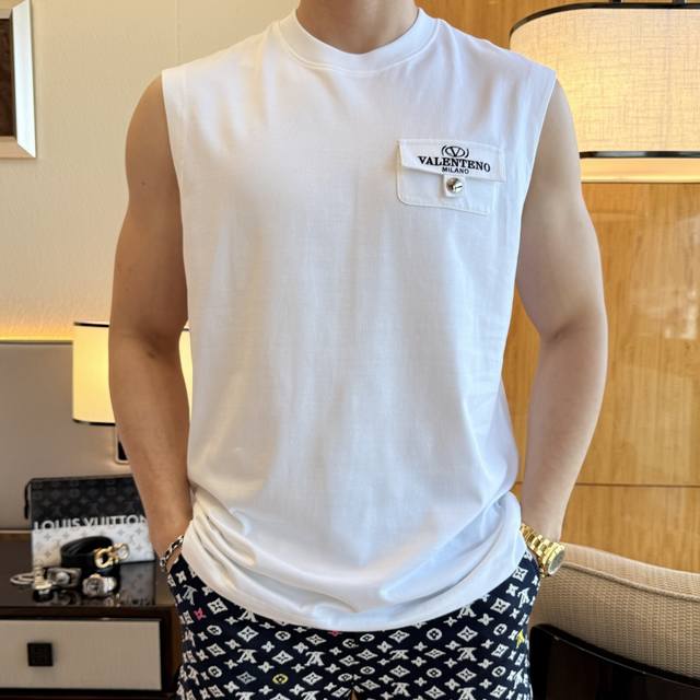 华伦天奴 2025Ss蛇年贺岁款春夏精品短袖T恤 官网同步 高端品质 定制顶级长绒棉面料，顶级大厂1:1制作，时尚大牌重工艺Logo设计，手感柔软细腻 穿着亲肤