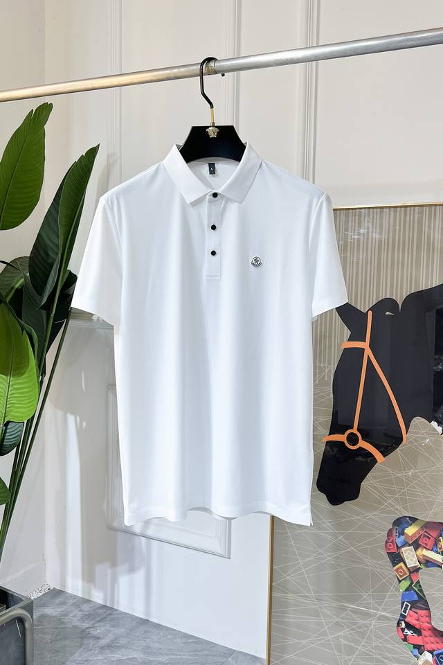 蒙口 2025Ss蛇年春夏新款Polo领短袖系列。精选优质长绒棉面料，时尚大牌元素Logo设计，上身版型超赞，面料细腻舒适透气，随意搭配都超级好看时尚型男必备款